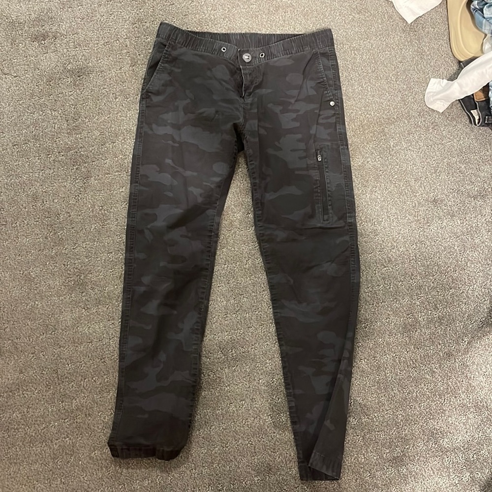 vuori women’s joggers size medium